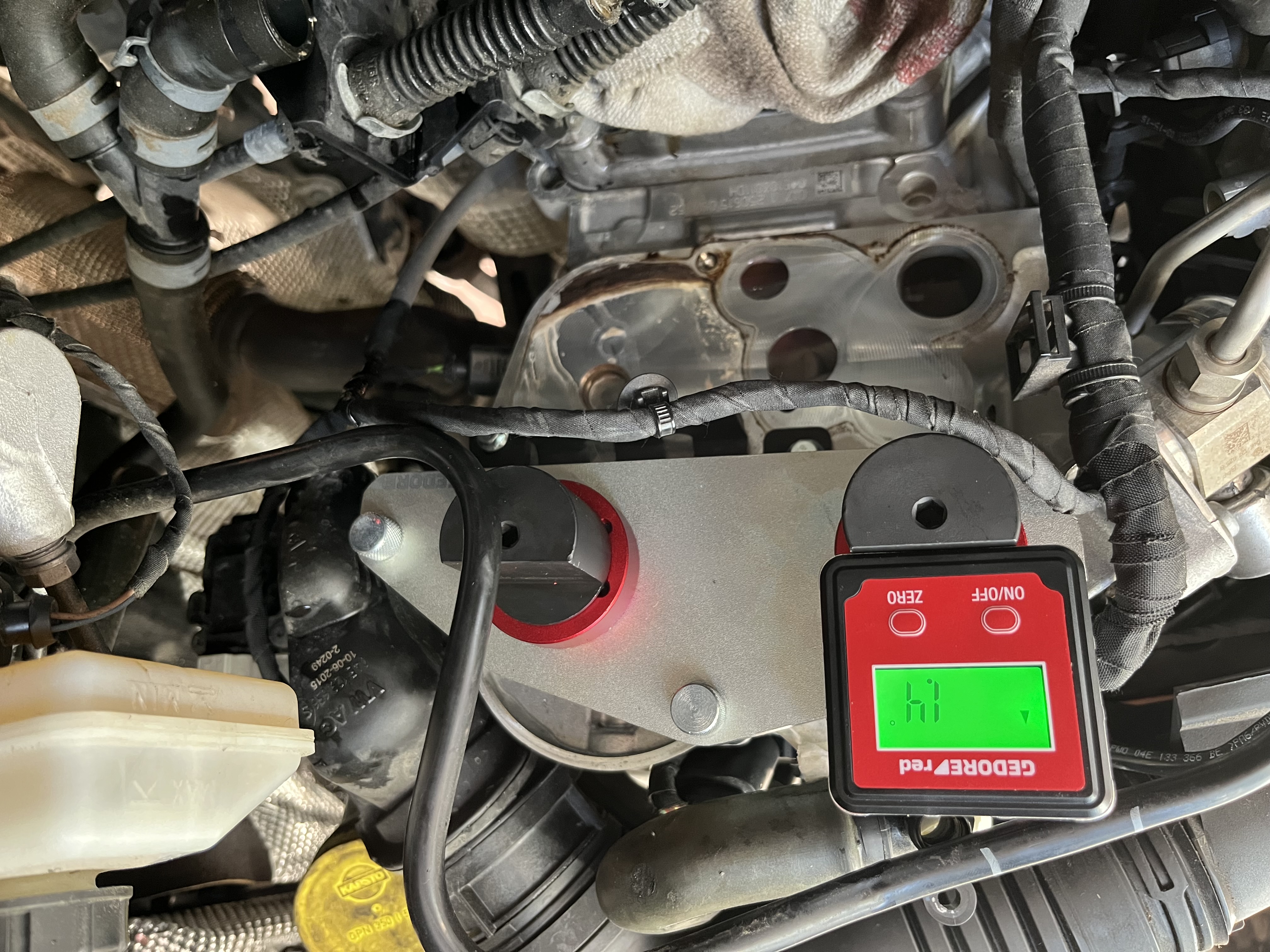 Motorraum während einer technischen Prüfung