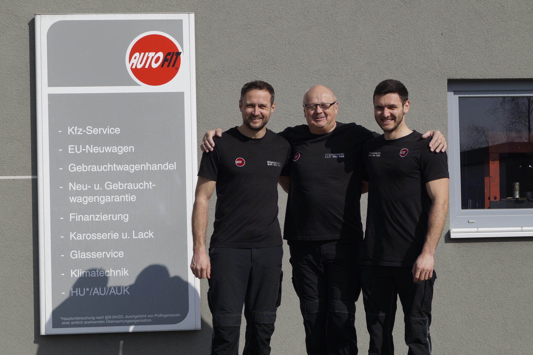 Drei Mitarbeiter vor dem Auto Gibis Betrieb